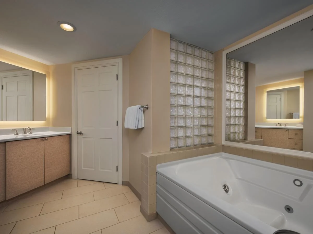 Marriott Timeshare Hilton Head: Bathroom With Soaking Tub