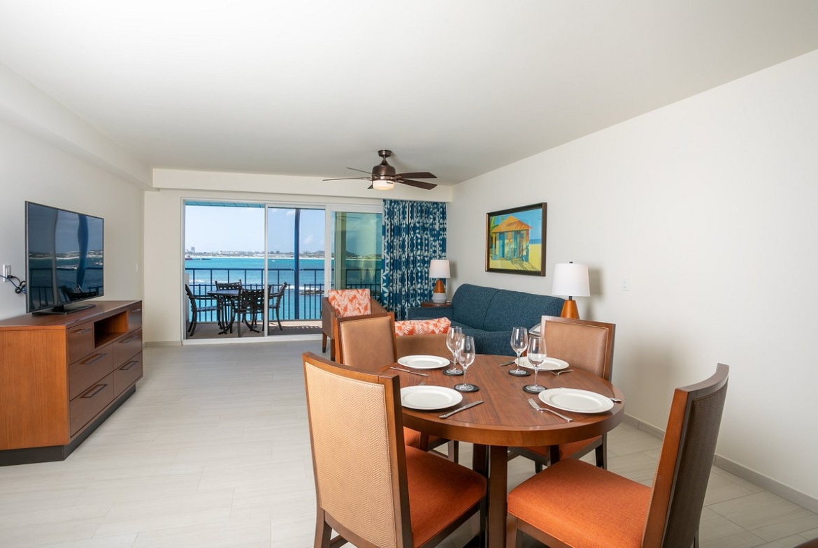 Diamond Resorts Timeshare: Flamingo Beach Resort Living and Dining Area
