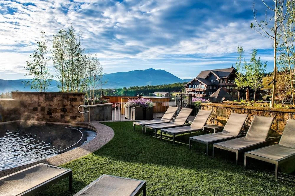 Grand Colorado on Peak 8 swimming pool and mountain view