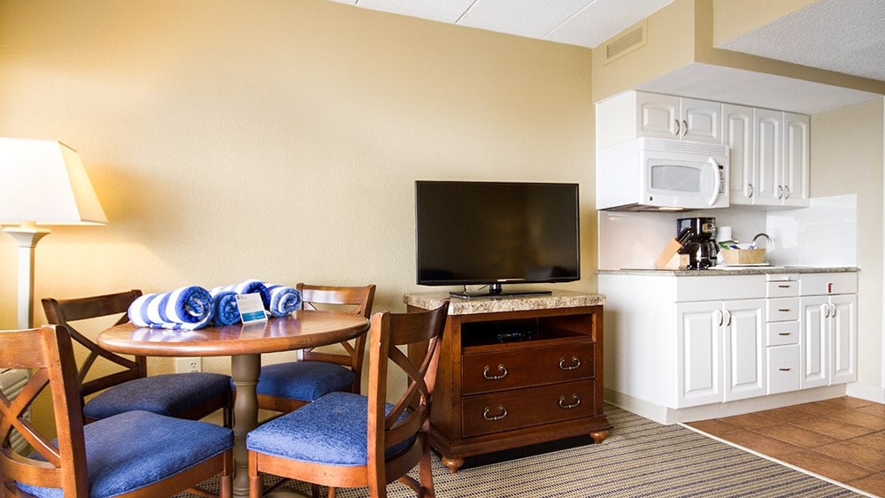 Wyndham Inn On Long Wharf Living and Kitchen