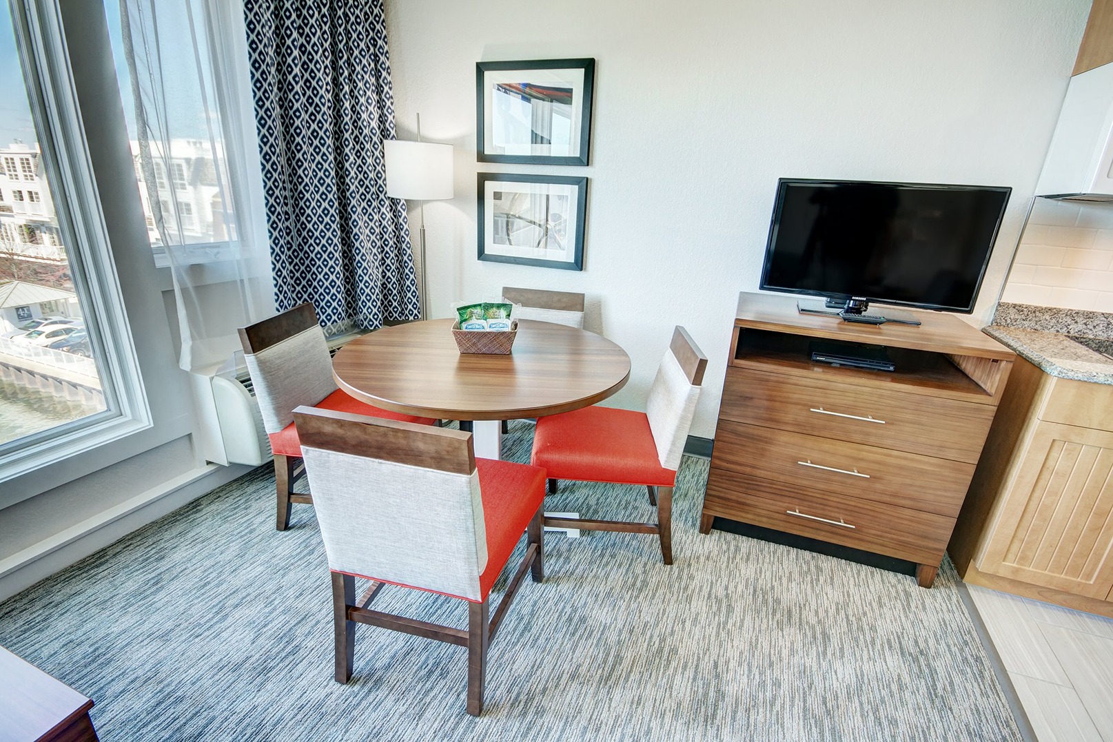 Wyndham Inn On The Harbor dining table