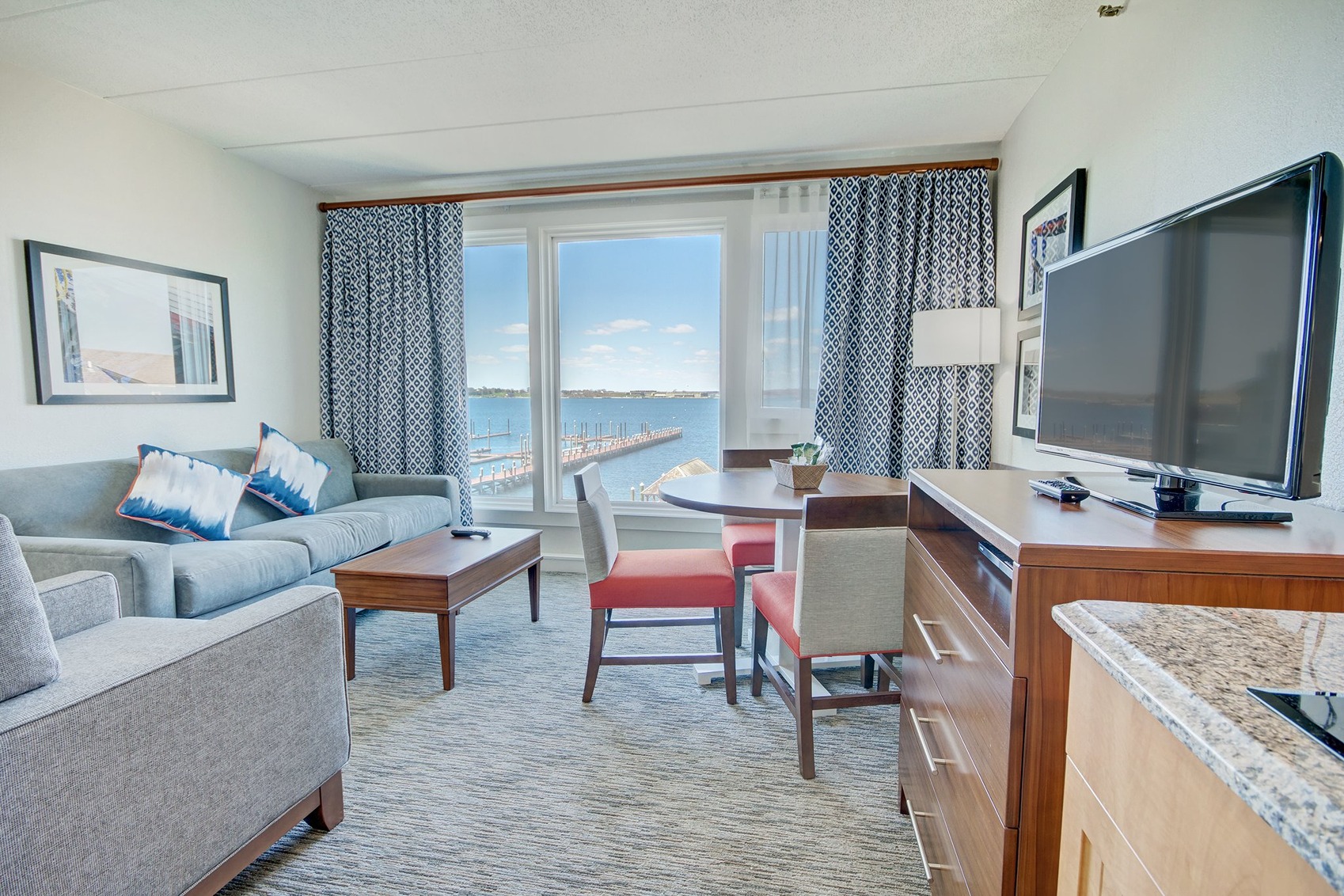Wyndham Inn On The Harbor living area