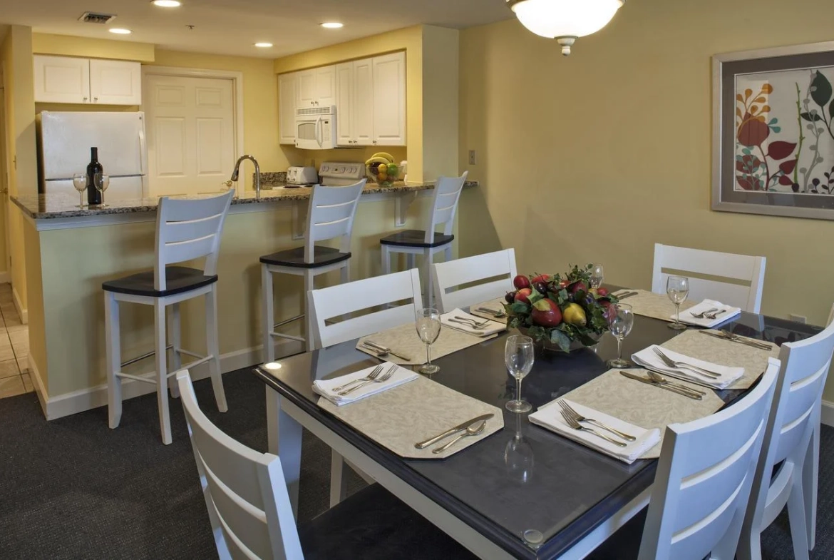 Waterside by Spinnaker Dining Area