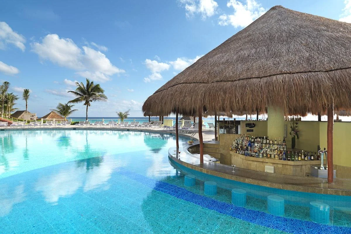 Gran Melia Cancun Pool bar Swim-up bar