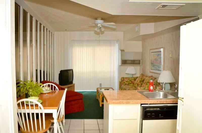 Grand Shores West living and dining area