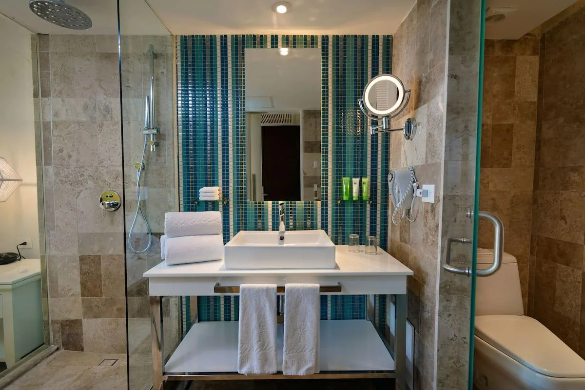 Open Bathroom Open-plan bathroom with rain shower
