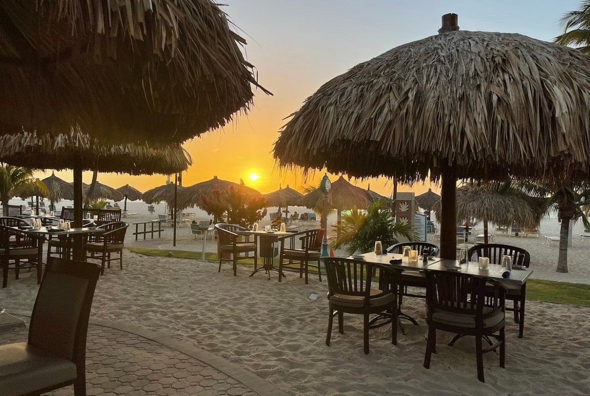 Costa Linda Beach Resort: Sunset Dining Tables on the Beach