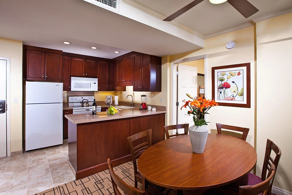 Winners Circle Beach And Tennis Resort Kitchen and Dining Area