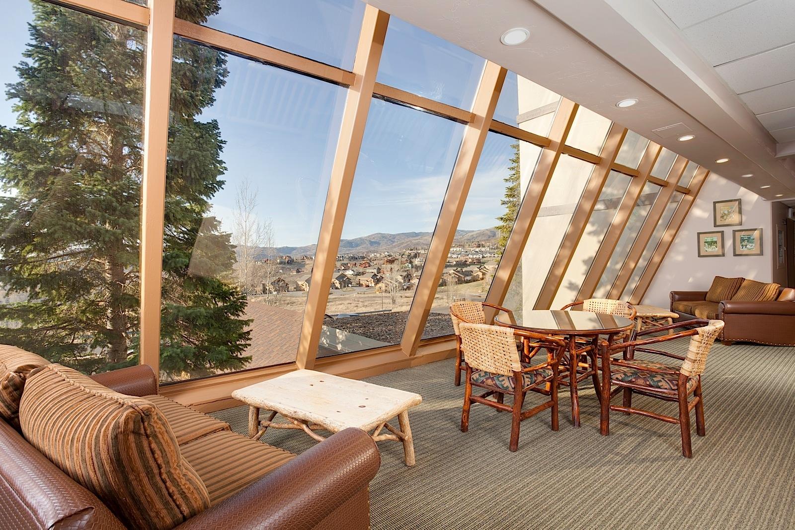 Legacy Vacation Resorts-Steamboat Springs Hilltop indoor seating