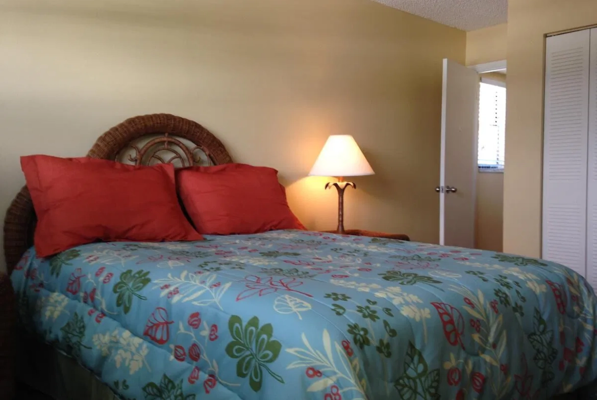 Surfsider Resort And Tennis Club Bedroom