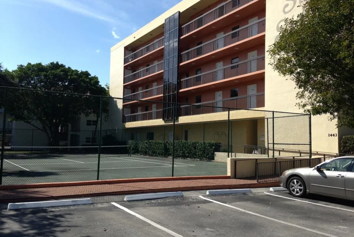 Surfsider Resort And Tennis Club