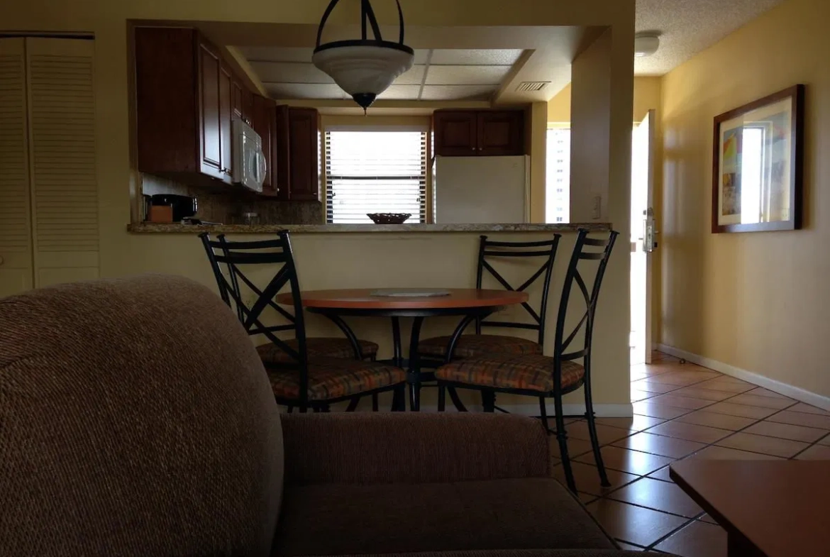 Surfsider Resort And Tennis Club Living and Dining Area