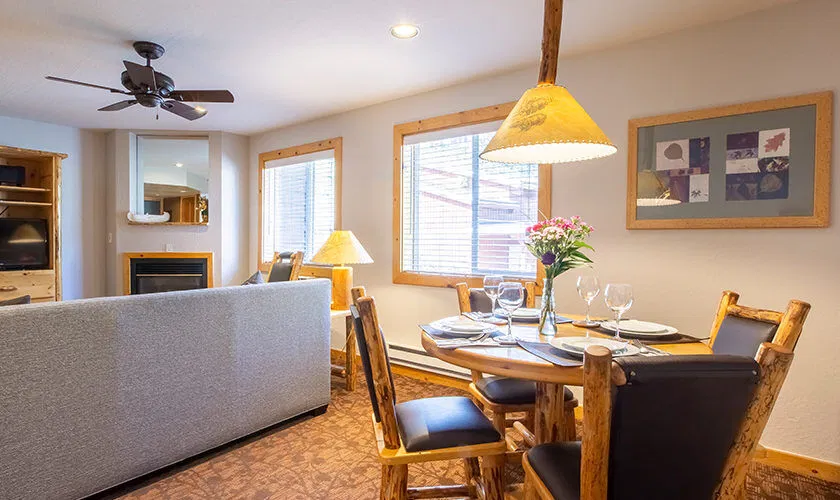 Red Wolf Lodge At Olympic Valley Dining Area