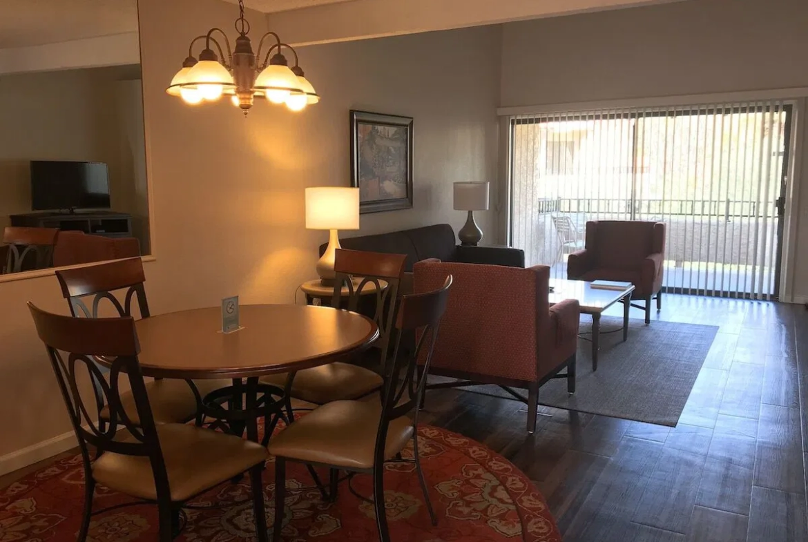 Vacation Internationale - The Oasis Dining Area