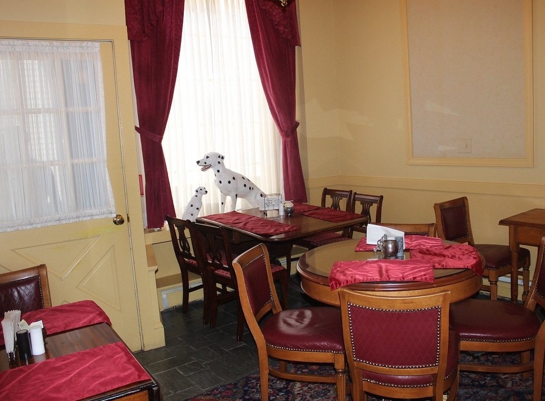 Americas Cup Inn dining