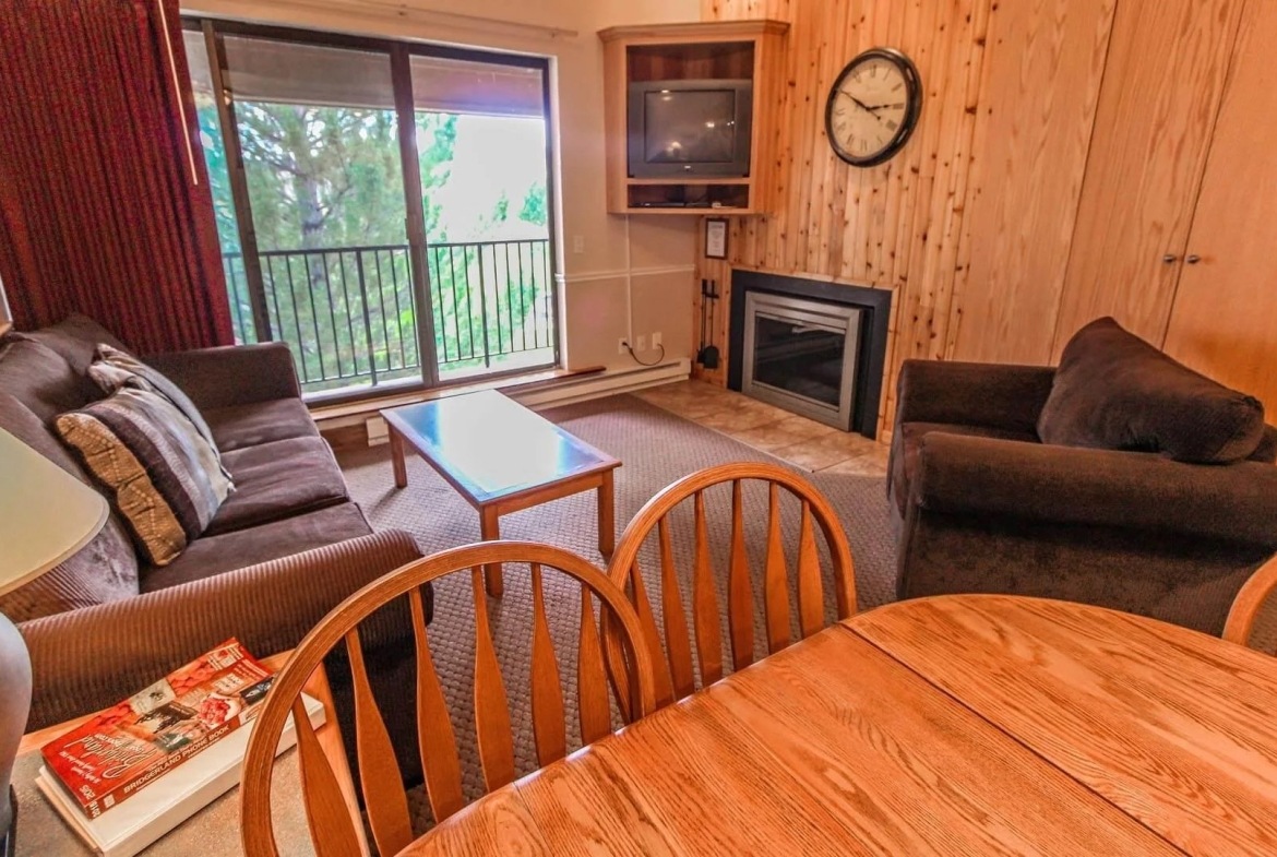 Bear Lake Timeshare living and dining