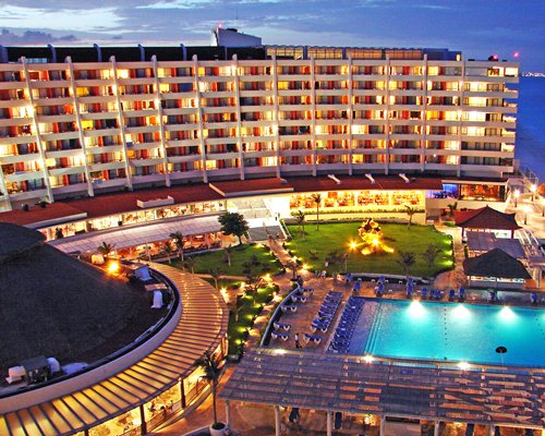 Golden Shores And Crown Paradise Cancun exterior