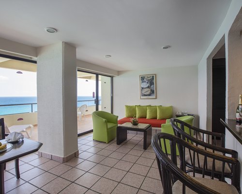Golden Shores And Crown Paradise Cancun living area