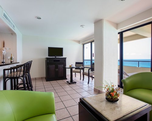 Golden Shores And Crown Paradise Cancun living 2