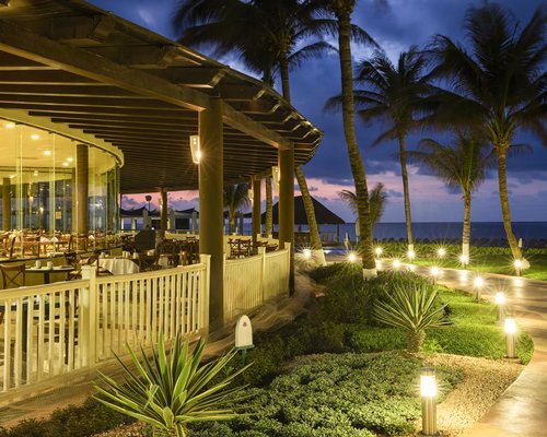 Golden Shores And Crown Paradise Cancun restaurant 2