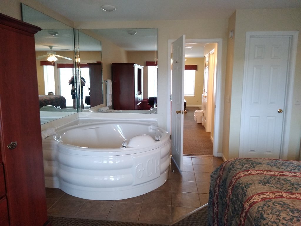 Grand Crowne Resort bathroom