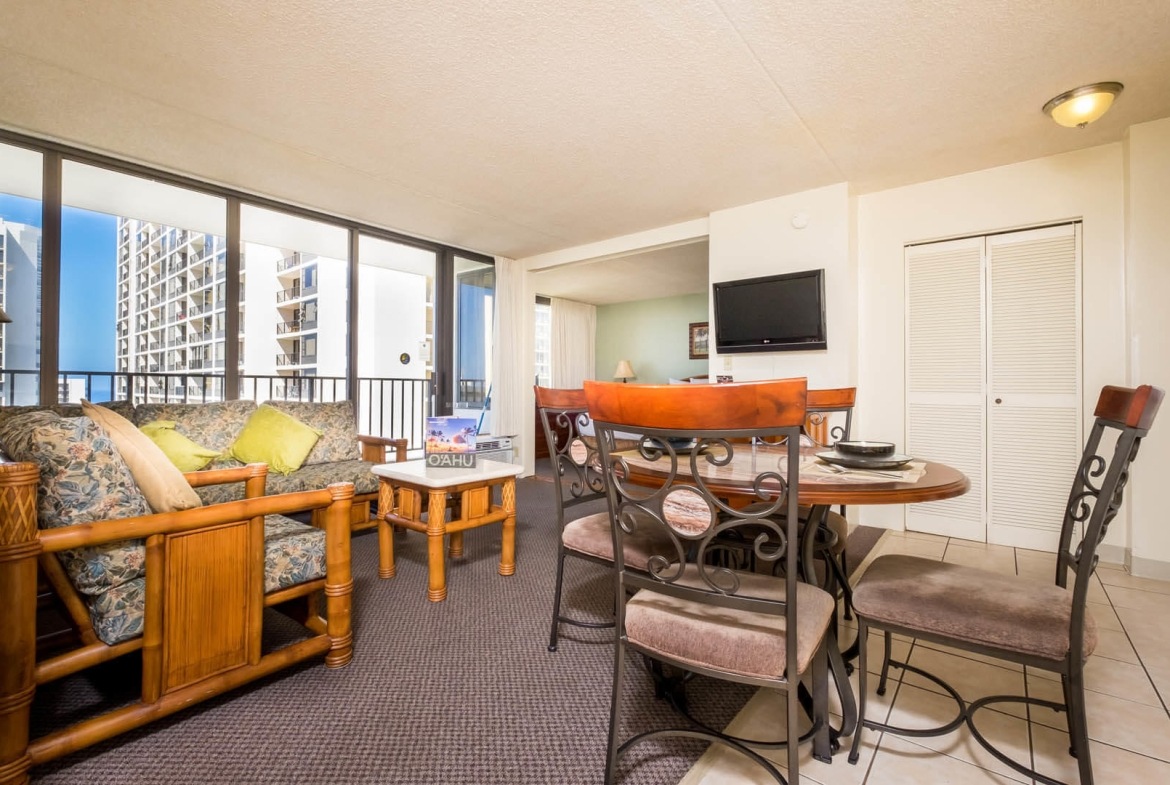 Hawaiian Sun Holidays at The Waikiki Banyan dining room