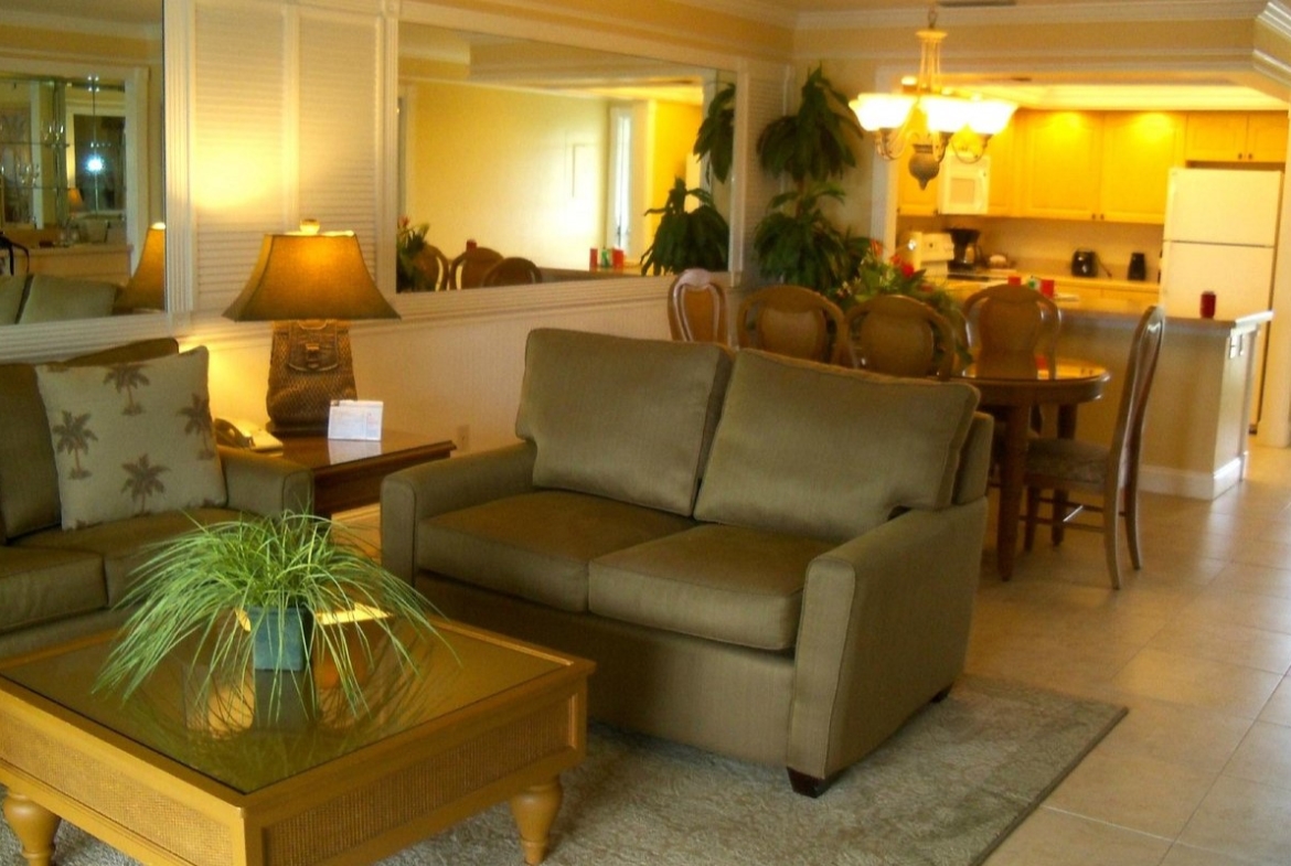 Charter Club Resort On Naples Bay living