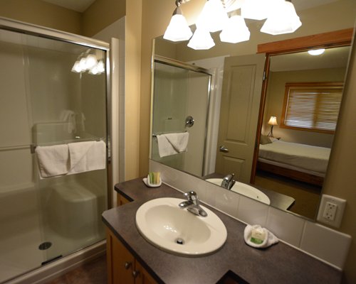 Elkhorn At The Lodges bathroom