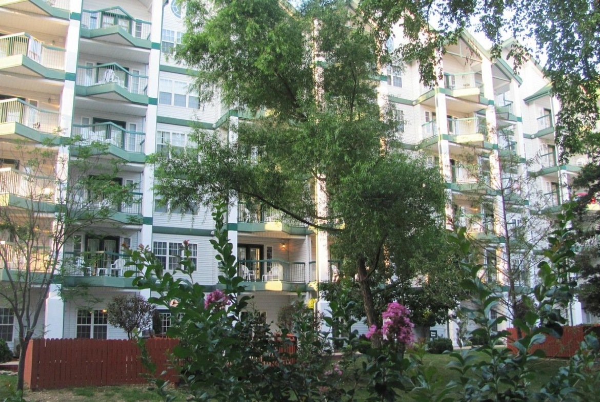 Surrey Grand Crowne Resort Exterior