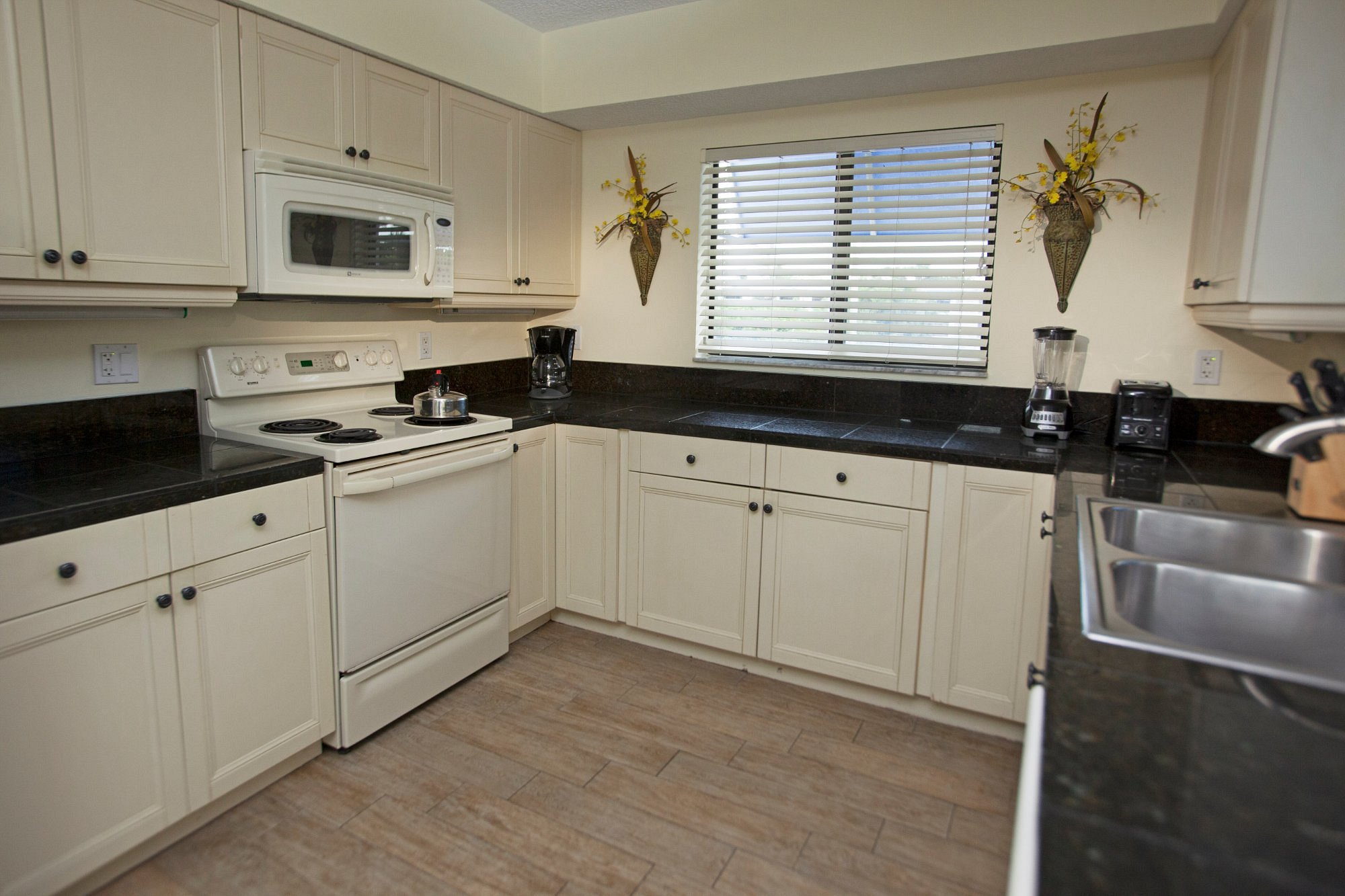 Gulf Tides Of Longboat Key kitchen Gulf Tides Of Longboat Key kitchen