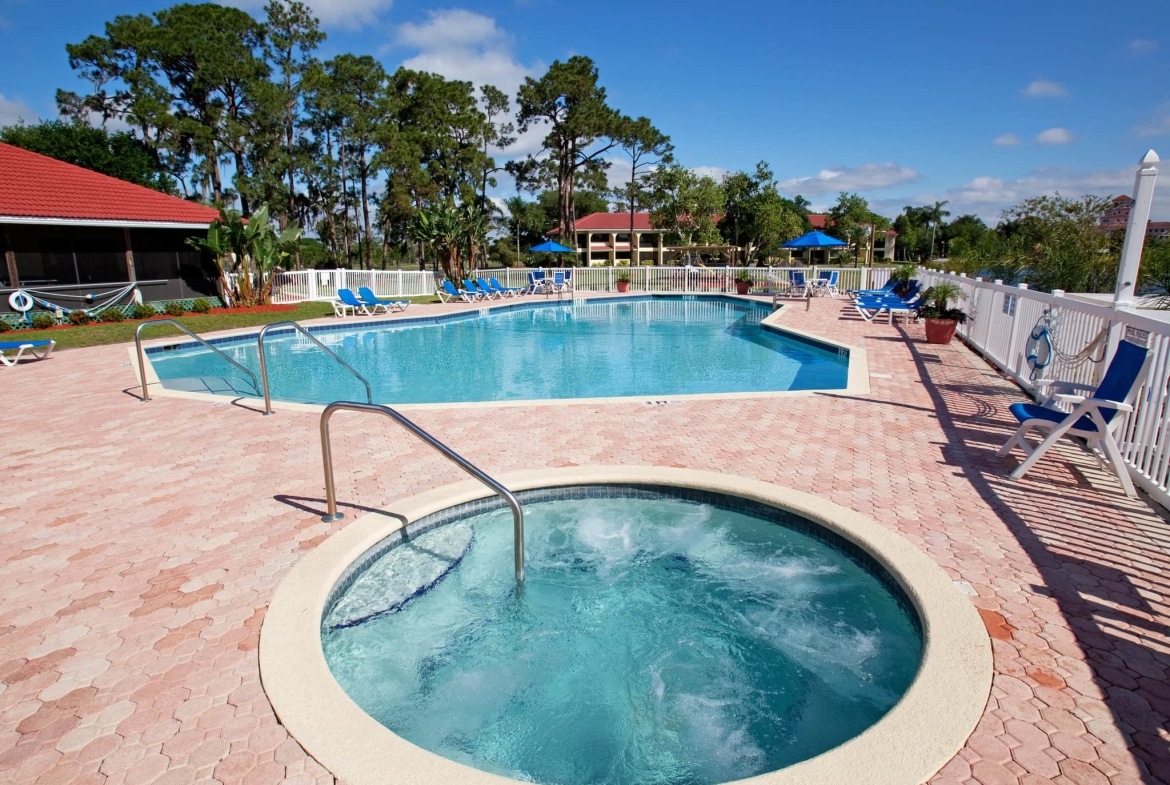 Harder Hall Lakeside Villas hot tub