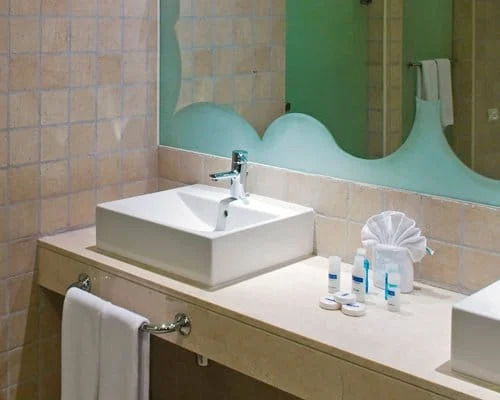 H10 Ocean Coral & Ocean Turquesa bathroom