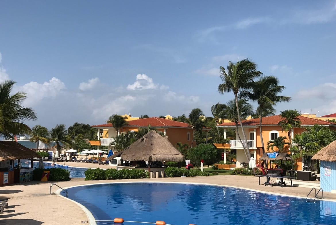 H10 Ocean Maya pool area