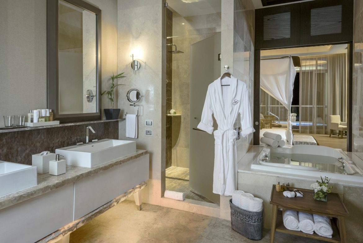 Grand Luxxe Residence Club bathroom