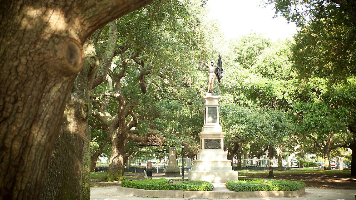 statue