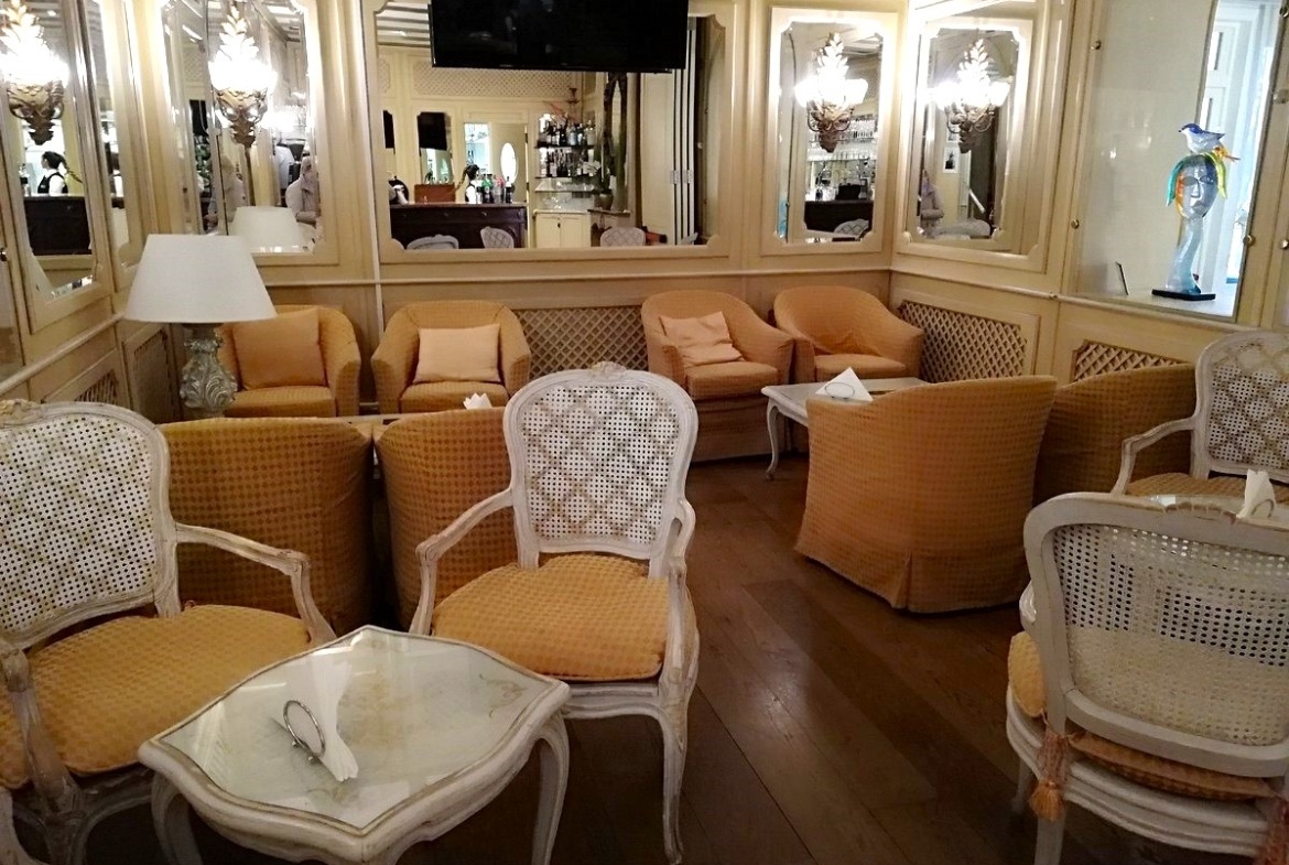 Villa Laguna dining