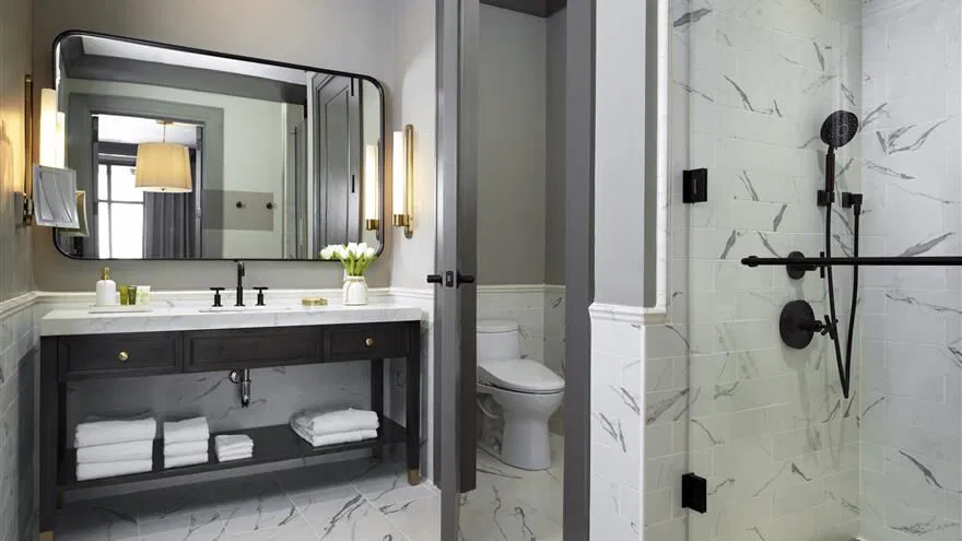 Liberty Place Charleston by Hilton Club bathroom