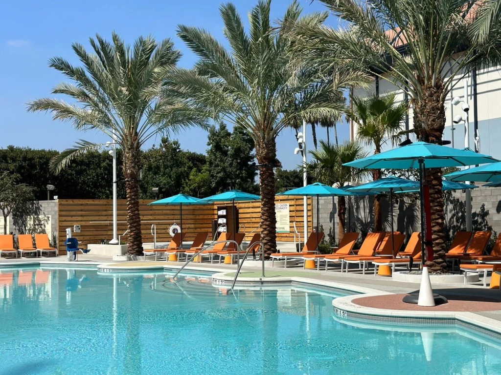 Timeshare in Anaheim CA: The Villas at Disneyland Hotel Pool
