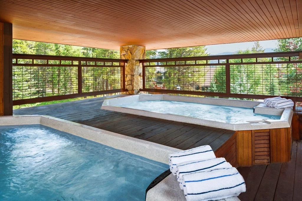 Valdoro Mountain Lodge Outdoor Hot Tub