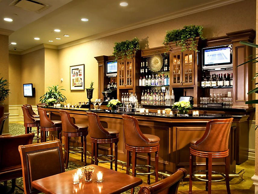 Manhattan Club Bar