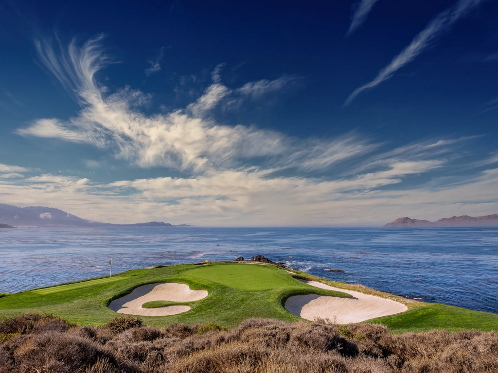 Pebble Beach Golf Links oceanfront green, iconic for the best golf trips in the US.